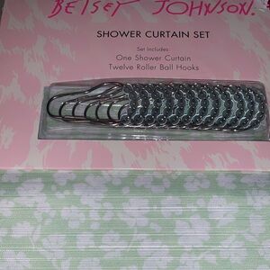 🔥SALE🔥 NEW- Betsey Johnson White and Green Shower Curtain Set
